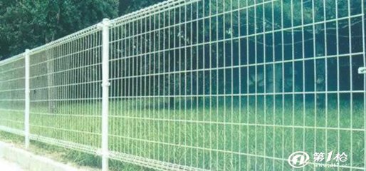 厂家批发热度锌钢喷塑护栏 围墙护栏网防护网 铁质护栏_护栏/围栏/栏杆_第一枪